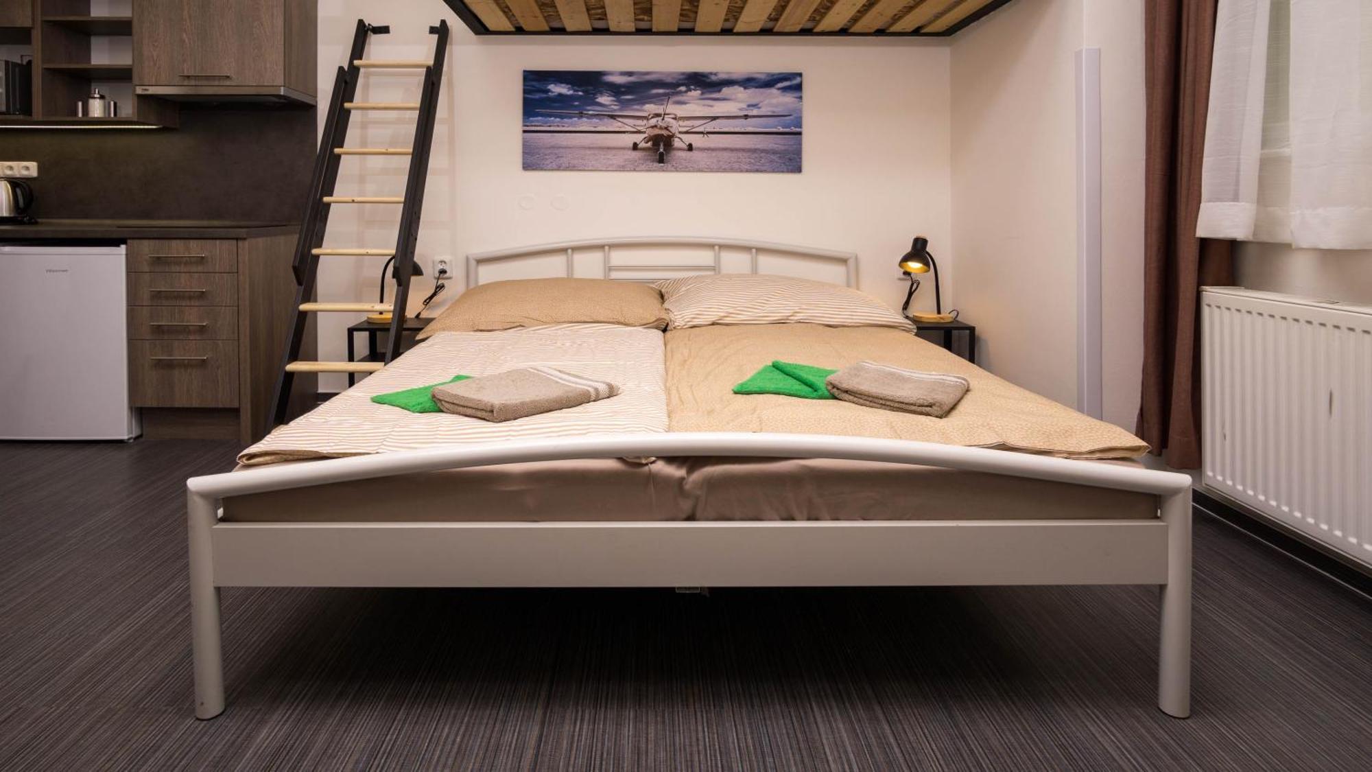 Flying Bed Apartment Close To Prague Castle And Airport Номер фото